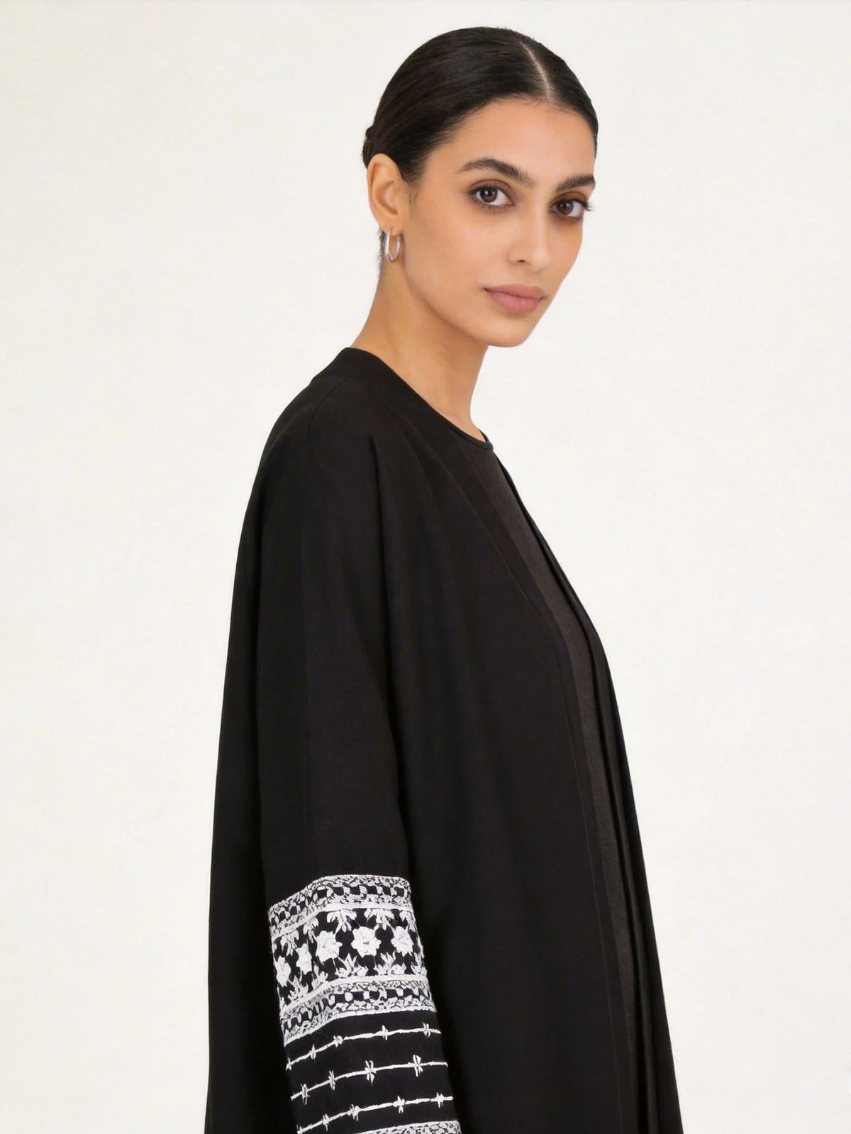 HIA black contrast-cuff open abaya – upper-body detail