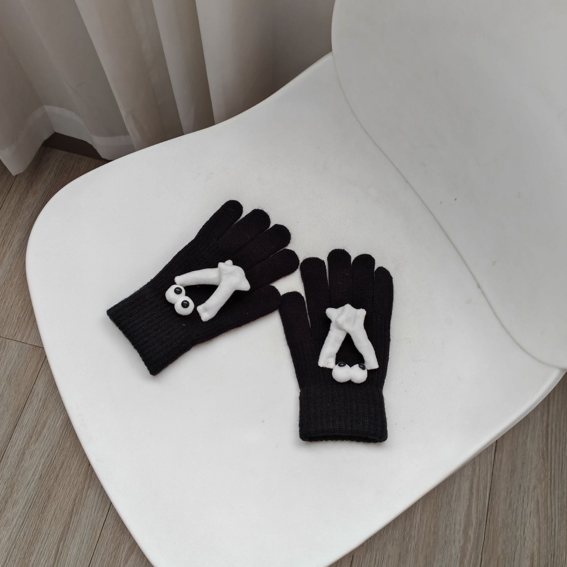 Plush Warm Five-Finger Gloves – Cute Winter Hand Holding Design